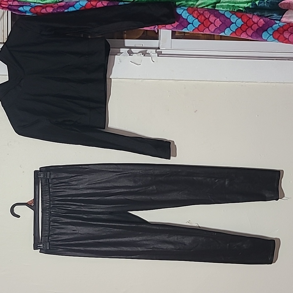 SET OF TWO PIECES, LEGGINGS AND LONG SLEEVE TEES